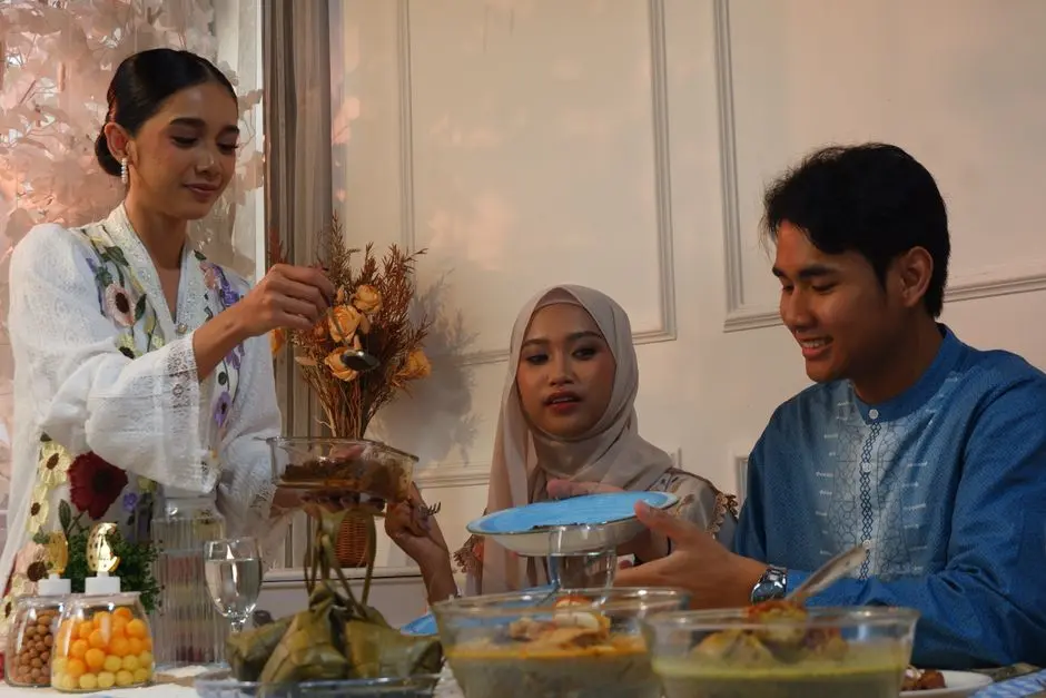 Meja makan keluarga dengan makanan tradisional Toraja