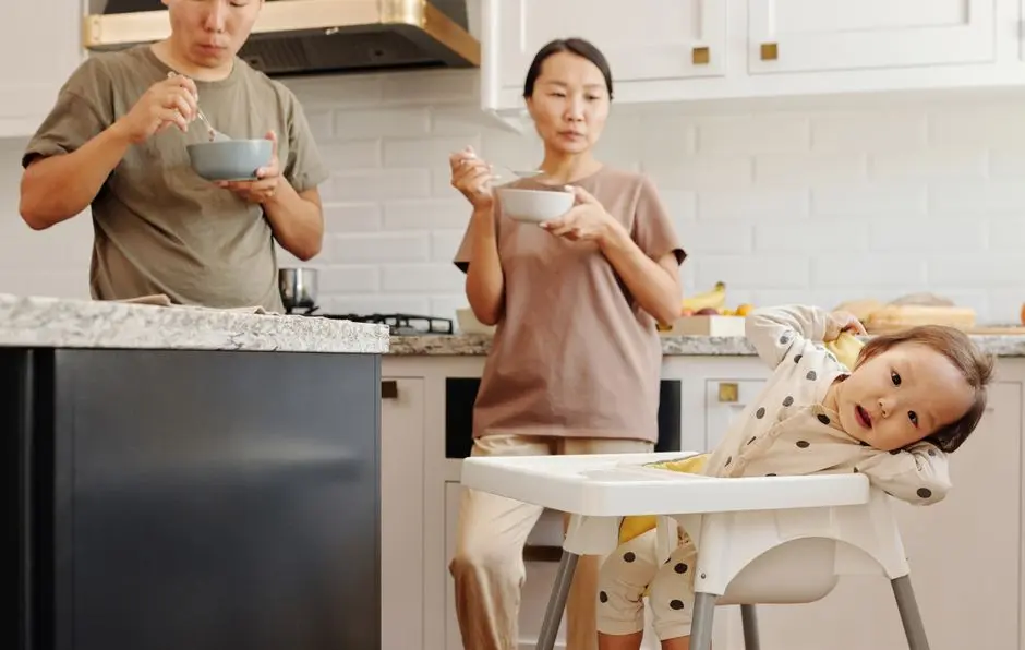 Ayah, ibu, dan anak menikmati waktu makan bersama di rumah
